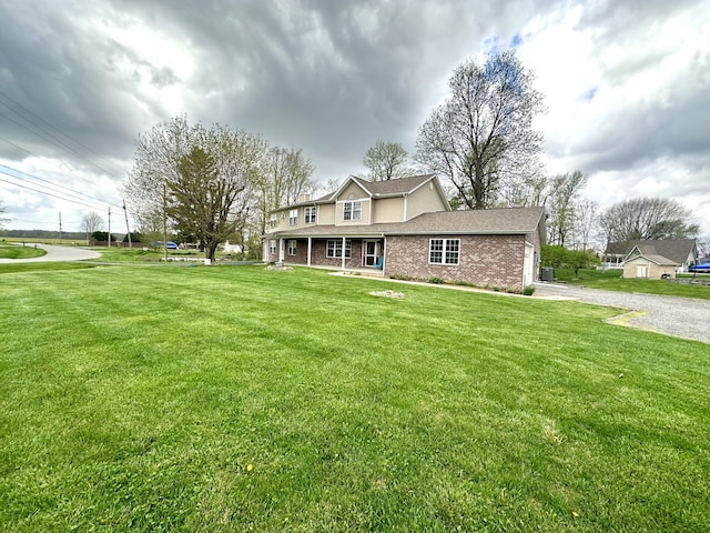 view of front of property featuring a front yard