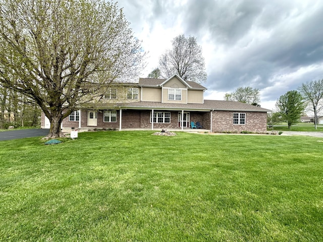 view of front of home featuring a front yard