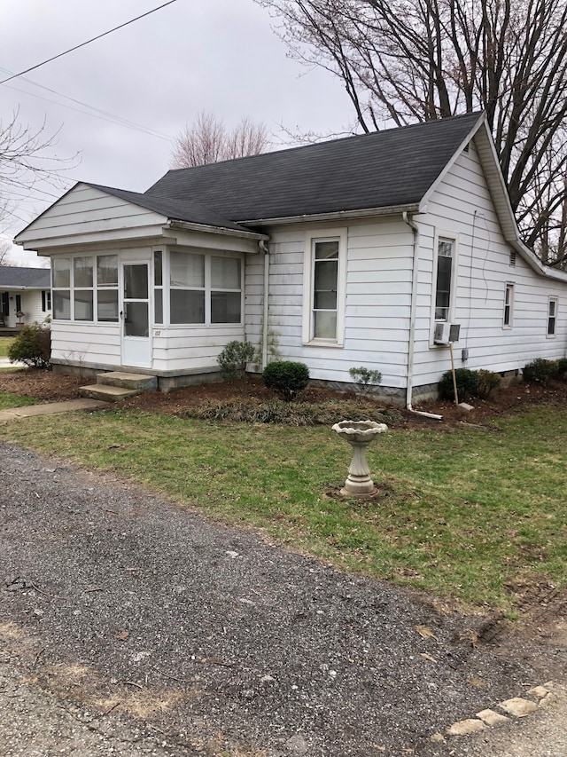 view of front of property featuring a front lawn