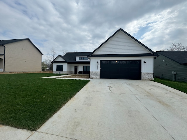 view of front facade featuring a front lawn and a garage