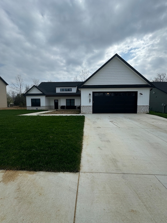 view of front of home featuring a front lawn and a garage