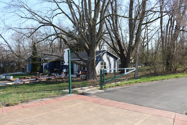 306 S Cherry St, Westfield, IN 46074 - view of sport court