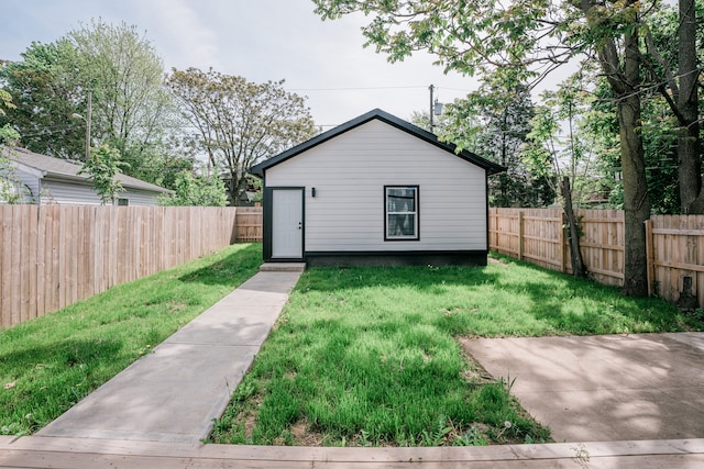 view of front of home with a front lawn