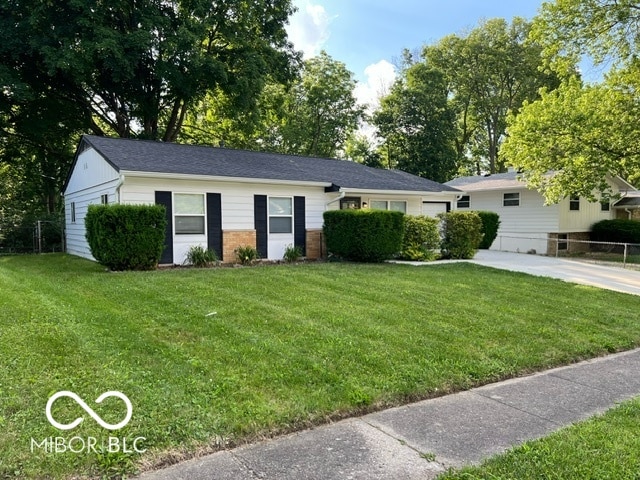 single story home featuring a front lawn