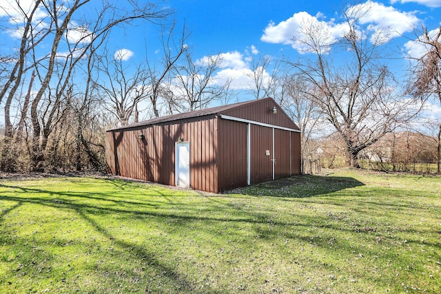 view of yard with an outdoor structure and a garage