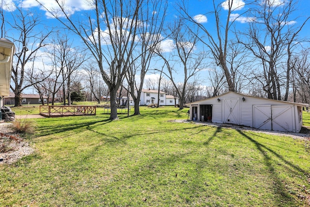 view of yard with an outdoor structure