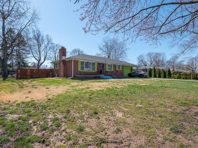 view of front of property featuring a front lawn