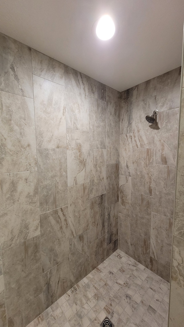 bathroom featuring a tile shower