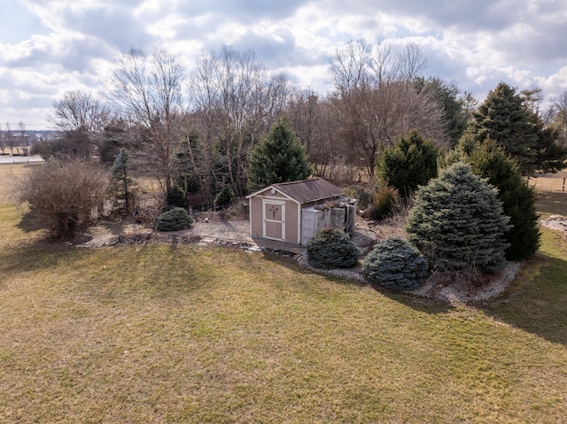 view of yard with a shed