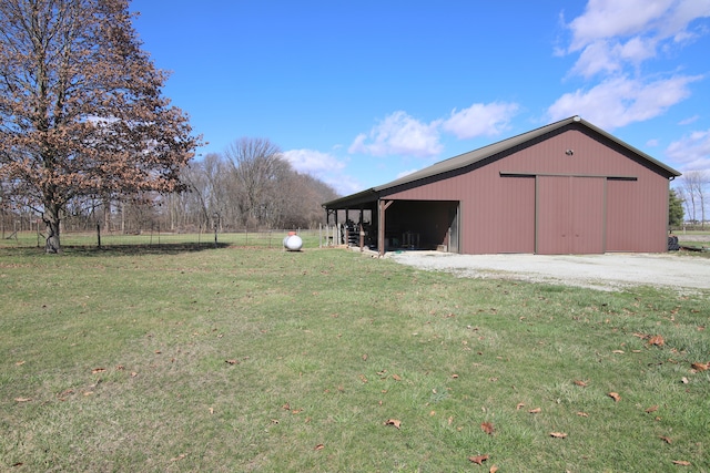 view of yard featuring an outdoor structure