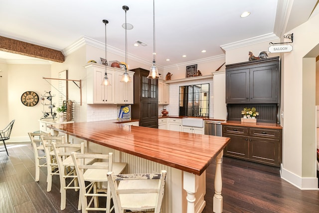 kitchen featuring kitchen peninsula, decorative light fixtures, a breakfast bar, tasteful backsplash, and dark hardwood / wood-style flooring