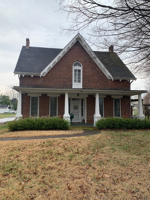 view of front facade featuring a front lawn and a porch