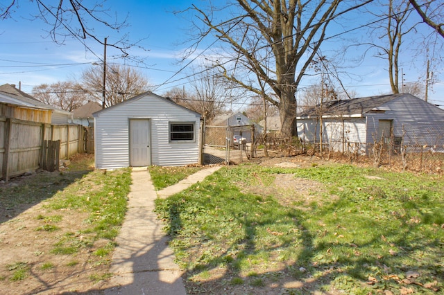 view of yard with an outdoor structure