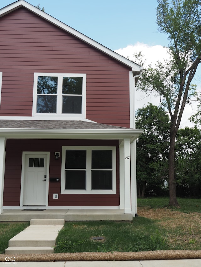 view of front facade with a front yard