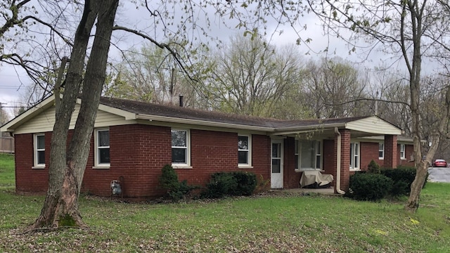 single story home with a front lawn