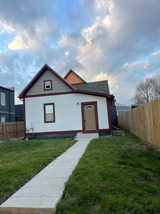 view of front facade featuring a front yard