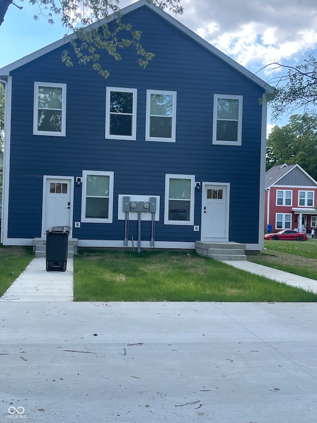 view of front of home featuring a front yard