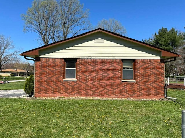 view of side of property featuring a lawn