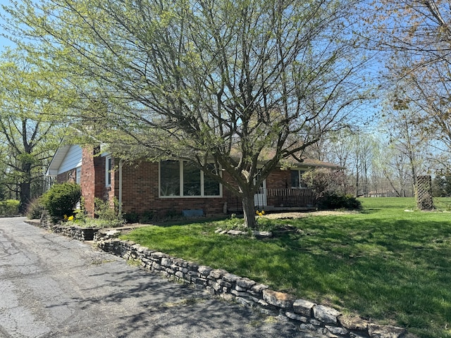 single story home with a front lawn