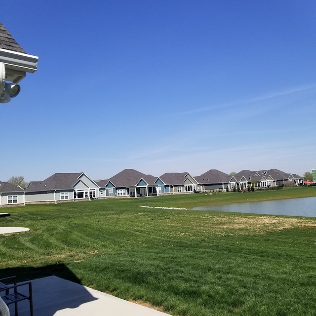 view of yard featuring a water view