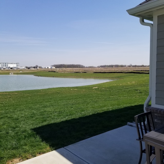 view of yard featuring a water view