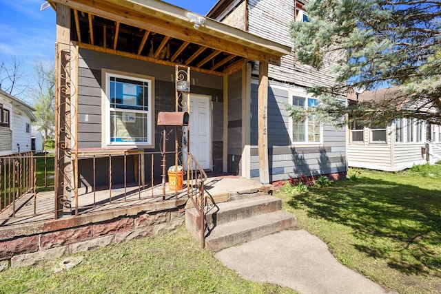 view of front of home featuring a front yard