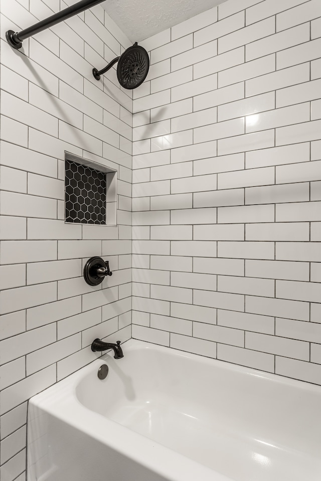 bathroom with tiled shower / bath combo