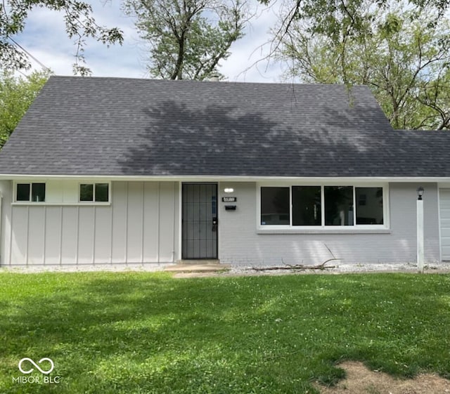 view of front of house with a front lawn