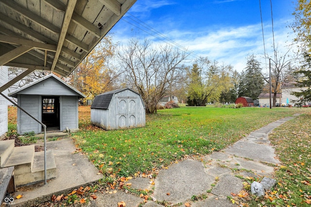 view of yard featuring a storage shed