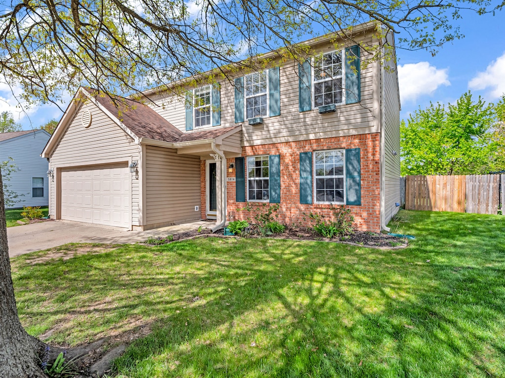 view of front facade featuring a front yard and a garage