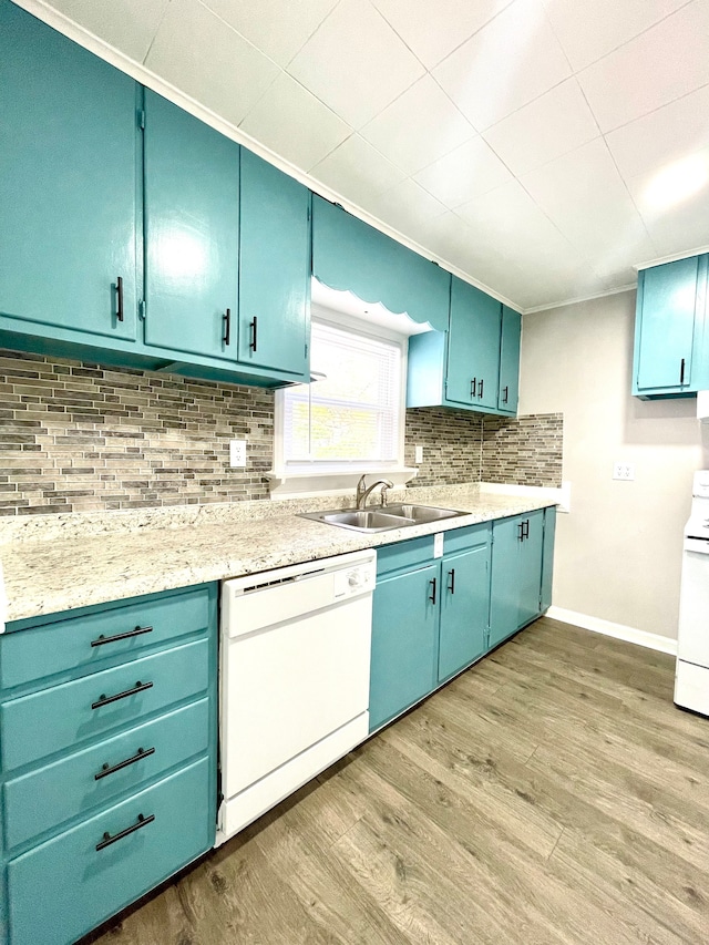 kitchen featuring sink, light wood-type flooring, backsplash, blue cabinetry, and white appliances