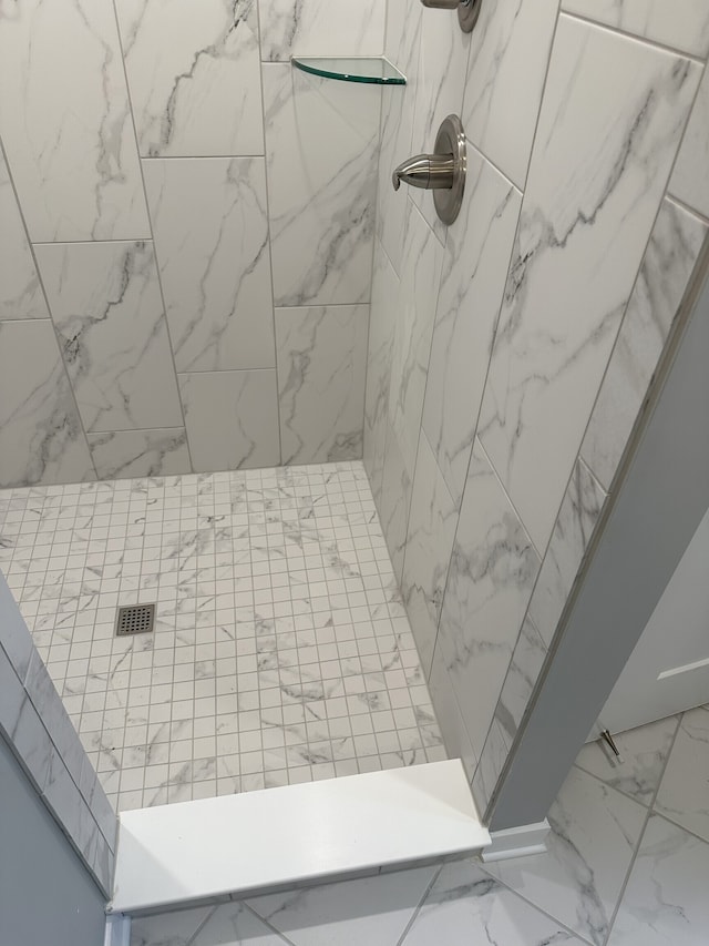 room details featuring a tile shower