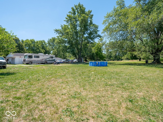 view of yard with an outbuilding