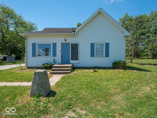 view of front facade with a front lawn