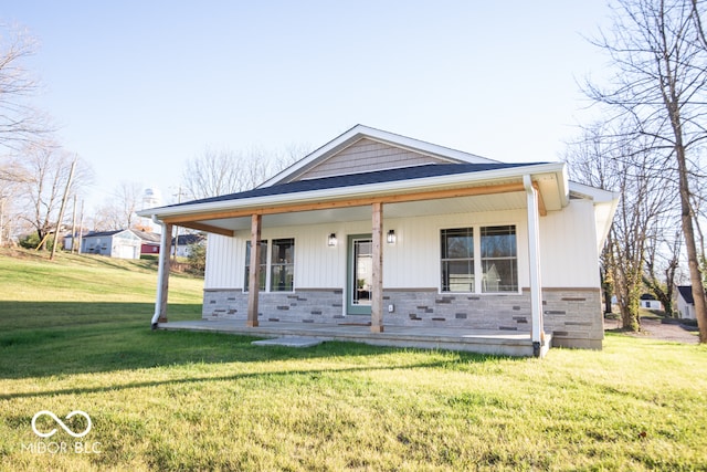 view of front facade featuring a front yard and a porch