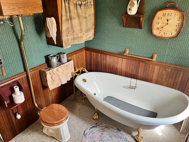 bathroom featuring toilet and a bathtub