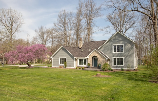 view of front of property featuring a front yard