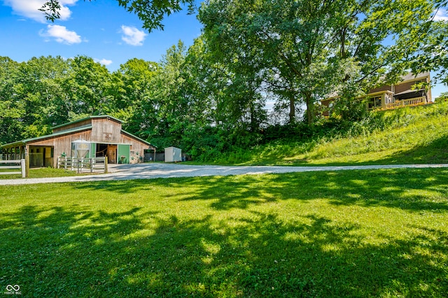 view of yard with an outdoor structure