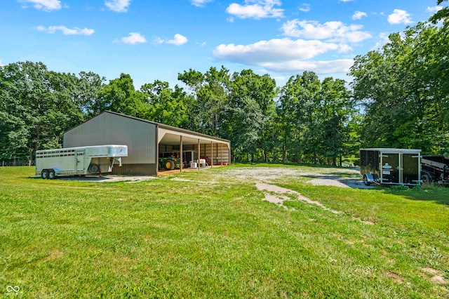 view of yard featuring an outdoor structure