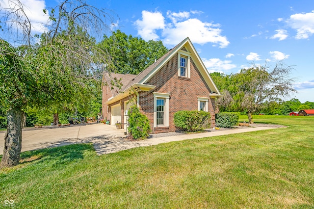 view of front of home featuring a front lawn and a garage