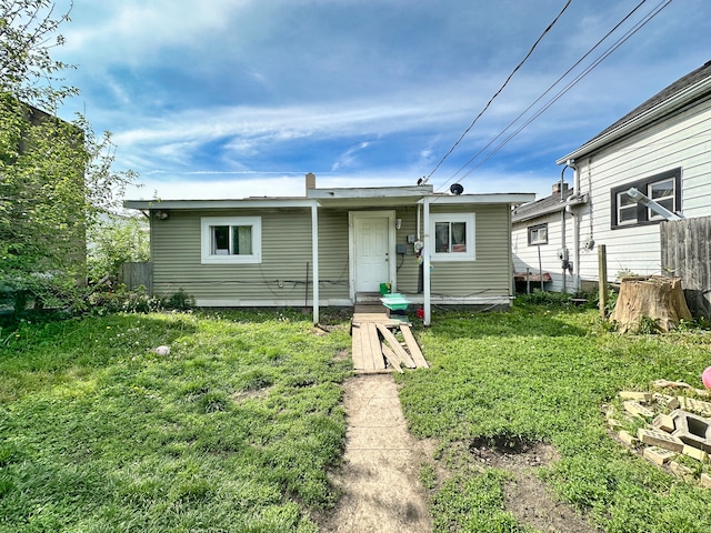 view of front of property featuring a front lawn