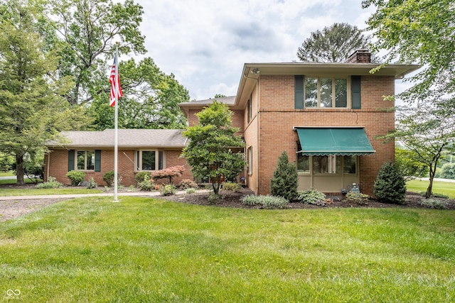 view of front of house featuring a front lawn