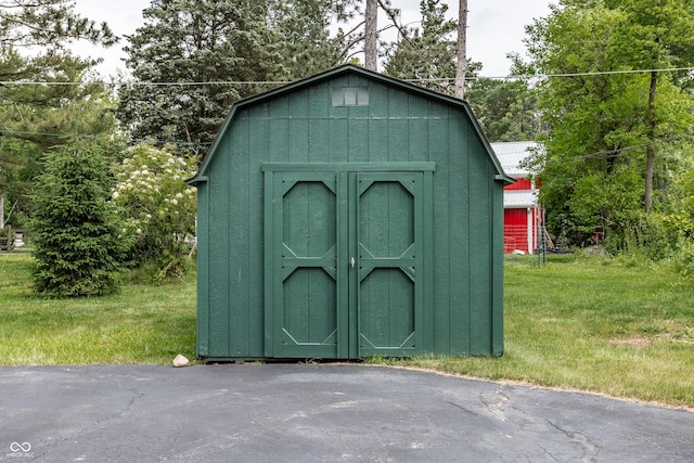 view of outbuilding featuring a yard