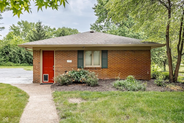 view of front of house featuring a front lawn