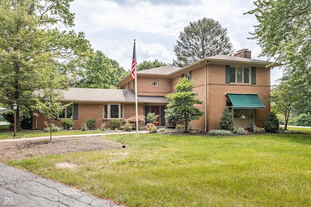 view of front facade featuring a front yard