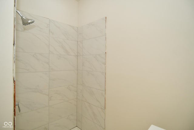 547 Udell St, Indianapolis, IN 46208 - bathroom featuring tiled shower