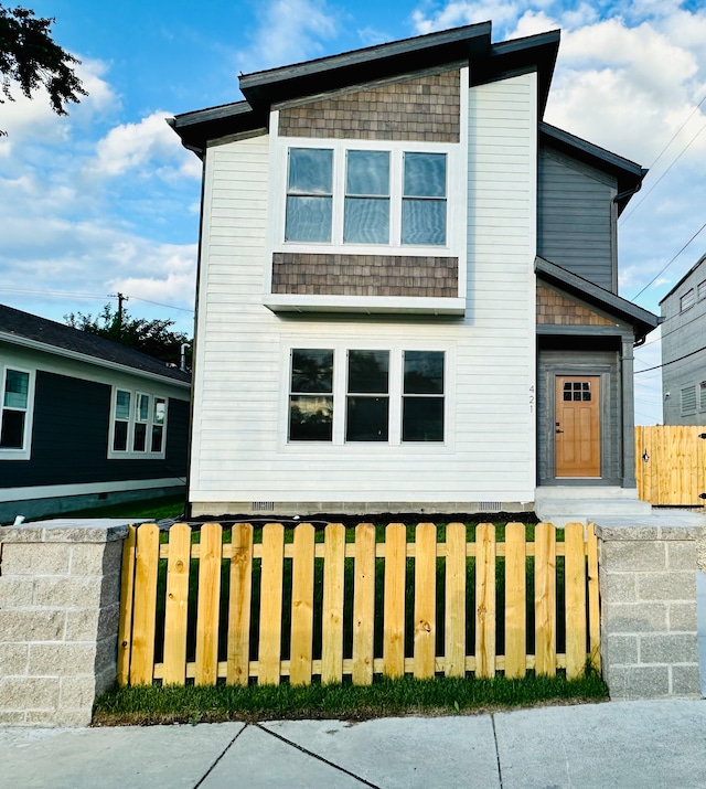 view of front of property with a fenced front yard