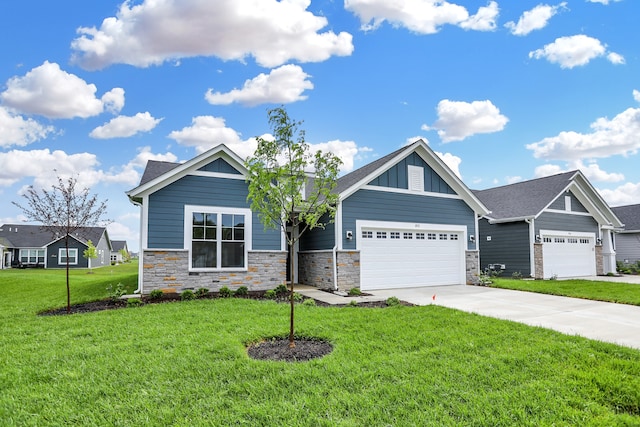 craftsman inspired home with a front lawn and a garage