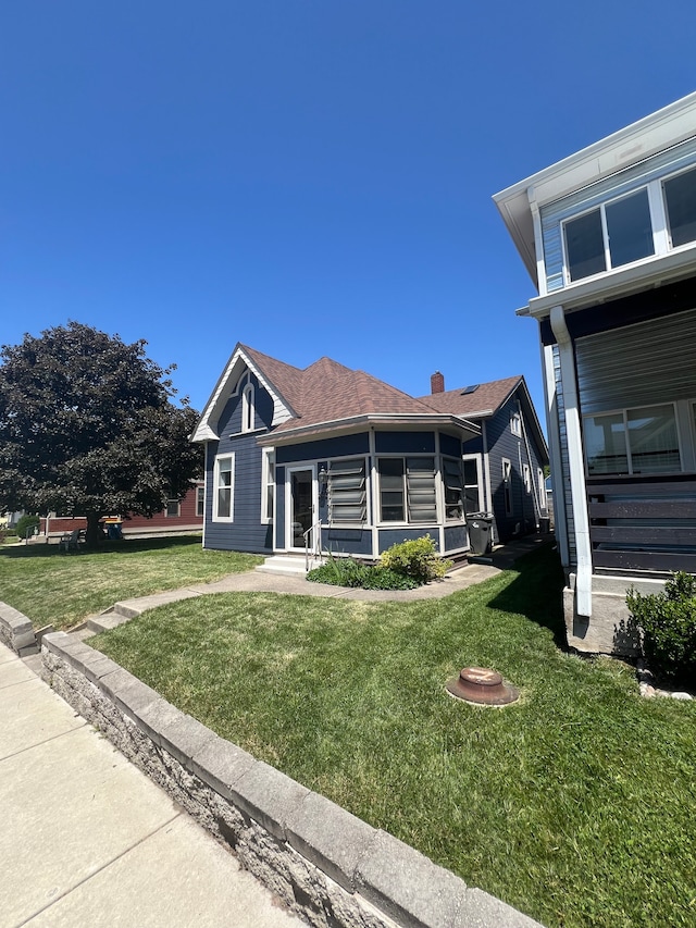 view of front facade with a front yard