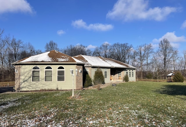 view of side of property featuring a yard